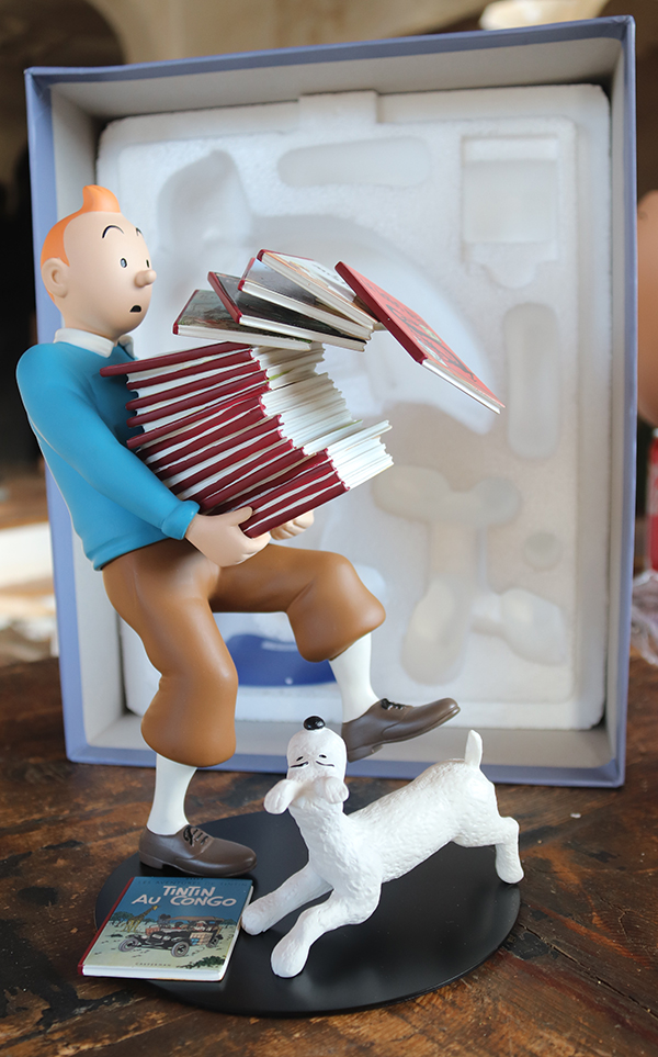 Tintin tenant des albums