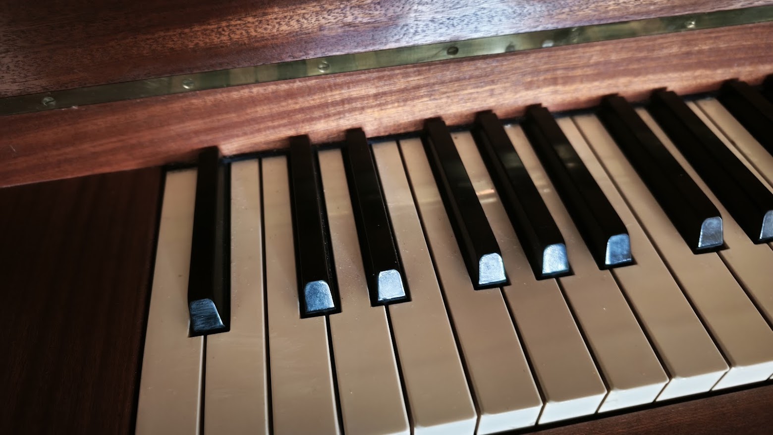 PIANO DROIT D ETUDE GRUNERT TRES BON ETAT